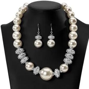 Paparazzi Pearl and Silver Necklace Set